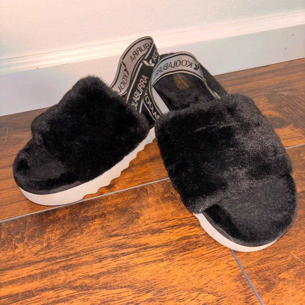 UGG slippers🖤